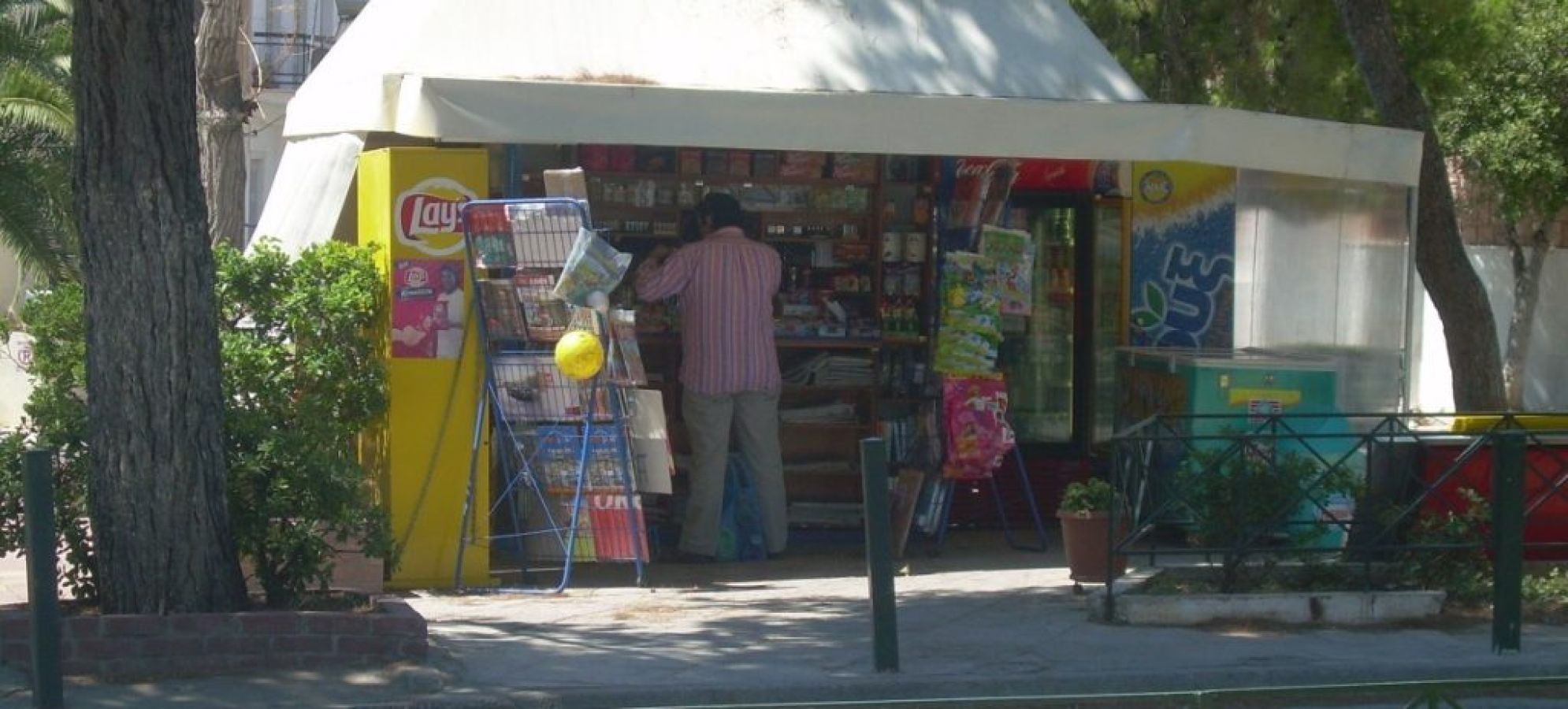Το τέλος του μικρομάγαζου; Σβήνουν τα περίπτερα – Σε κίνδυνο φούρνοι, καφέ και ταβέρνες της γειτονιάς